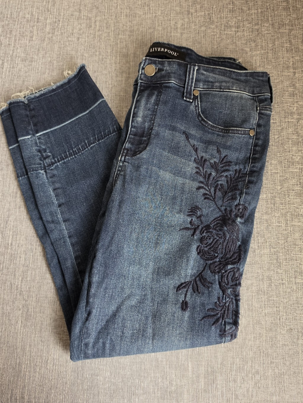 Liverpool Los Angeles The Crop Straight Floral Embroidered Jeans 8/29 Ankle Jean